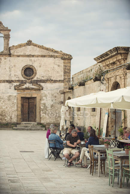 As pessoas bebem aperitivo em Marzamemi Sicília, Itália, Europa — Fotografia de Stock
