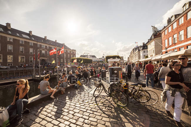 Casas antiguas y cafeterías a lo largo del canal Nyhavn, Copenhague, Dinamarca, Europa - foto de stock