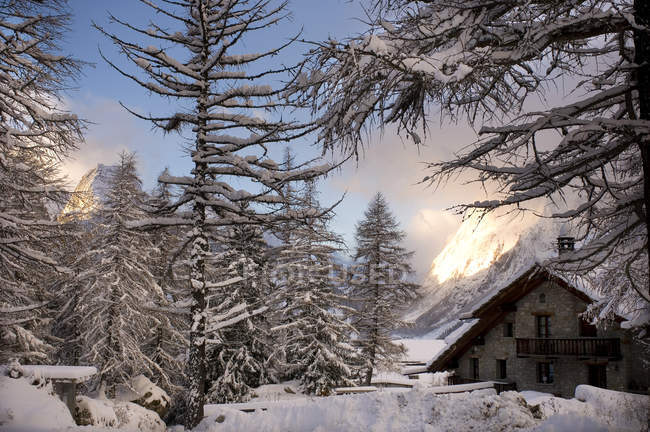 Pronóstico, Courmayeur, Val Ferret, Valle d 'Aosta, Italia - foto de stock
