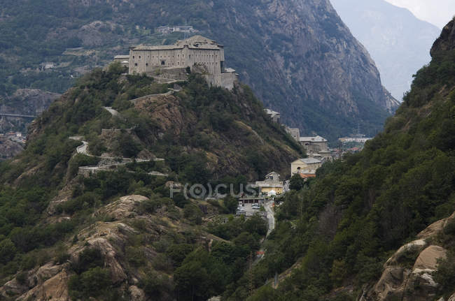 Comune di Bard, Forte di Bard, zona montanhosa, Italia, Valle d 'Aosta — Fotografia de Stock