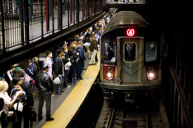 USA, new york, manhattan, scene in the city subway, the Union Square station — Stock Photo