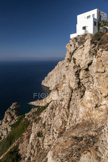Casa no penhasco, Chora, ilha de Folegandros, Cíclades, Mar Egeu, Grécia, Europa — Fotografia de Stock