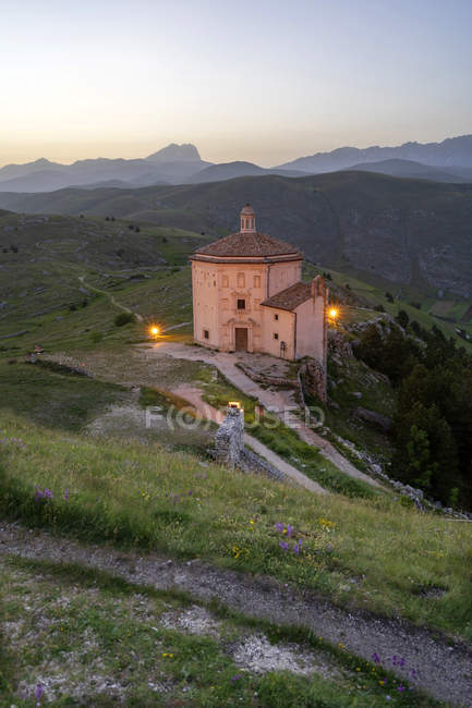 Vista de la Iglesia de Santa Maria della Piet, Calascio, Abruzos, Italia, Europa - foto de stock