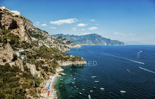 Lido Degli Artisti bay, spiaggia Duoglio, Costa Amalfitana, Campania, Italia, Europa - foto de stock