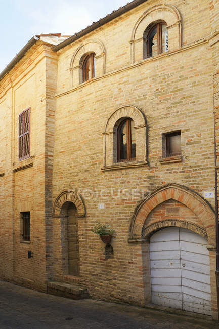 Historic Center Monte Vidon Corrado, Corso G.Garibaldi corse, Old Palace, Marche, Italy, Europe — стокове фото