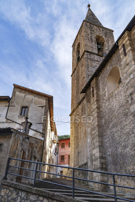 Promenade dans le village de Scanno, Vue sur le clocher de l'église de Santa Maria Della Valle, Foreshortening, LAquila, Abruzzes, Italie, Europe — Photo de stock