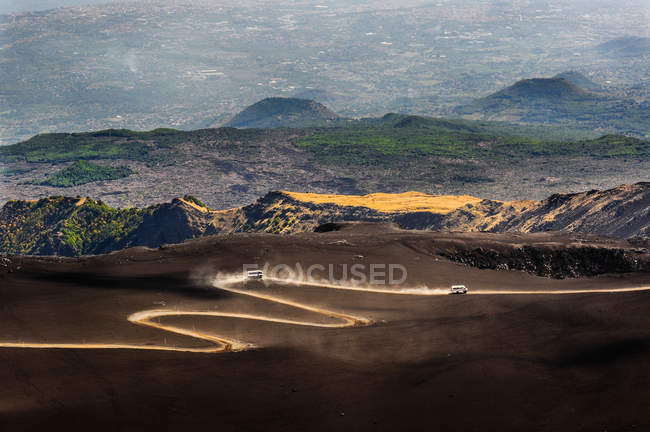 Turistas visitando el cráter central del volcán Etna, Parque Nacional, Sicilia, Italia, Europa - foto de stock