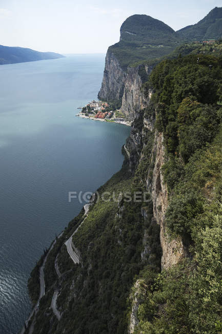 Vue depuis la terrasse de la Brivido, lac de Garde, Tremosine, Lombardie, Italie, Europe — Photo de stock