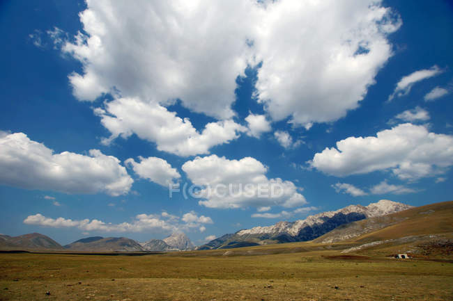 Imperatore field, gran sasso mountain, park, landschaft, l 'aquila, abruzzo, italien, europa — Stockfoto