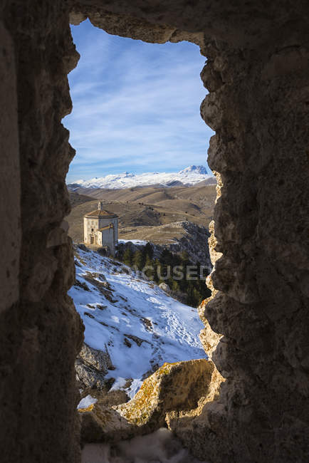 Iglesia de Santa Maria della Piet y Corno Grande en invierno, Parque Nacional Gran Sasso e Monti della Laga, Abruzos, Italia - foto de stock