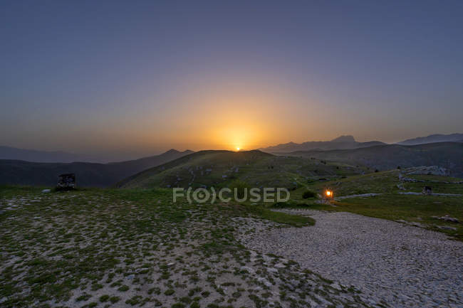 Puesta del sol desde la fortaleza de Rocca di Calascio, Abruzos, Italia, Europa - foto de stock