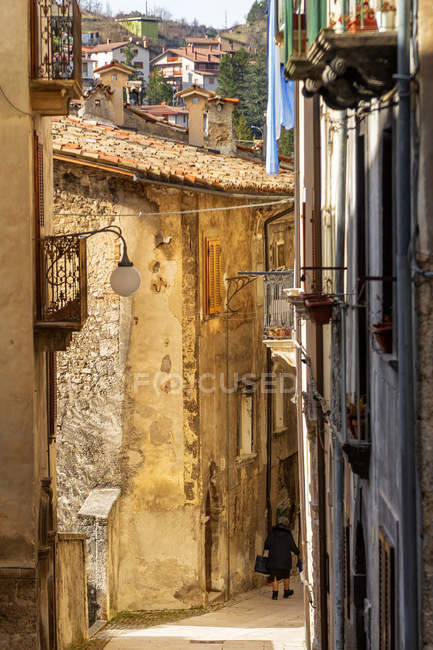 Walking in the village of Scanno, Foreshortening, LAquila, Abruzzo, Italy, Europe — Stock Photo