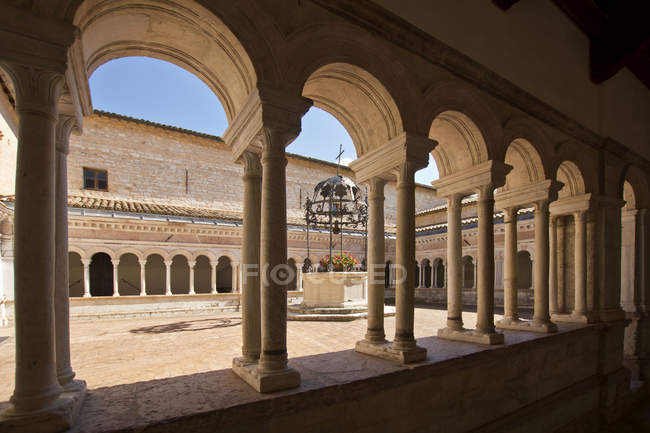 Abadía de Santa Croce; Claustro, pueblo de Sassovivo; horizontal; Foligno; Perugia; Umbría; Italia; Europa - foto de stock