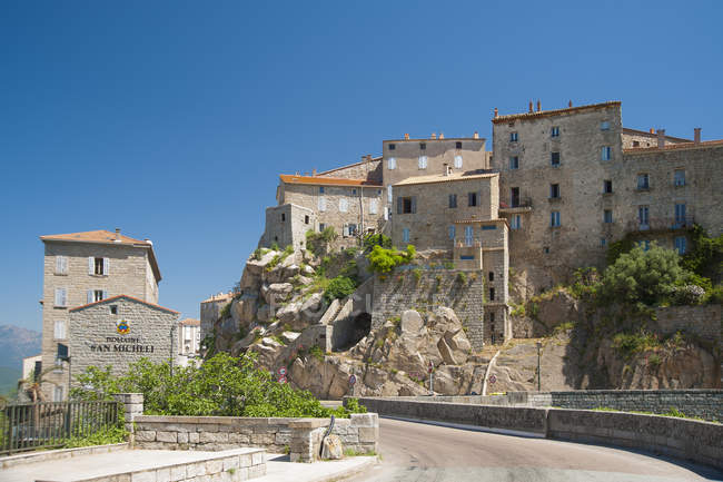 Veduta della città di Sartene nella regione del Sartenais in Corsica, Francia, Europa — Foto stock