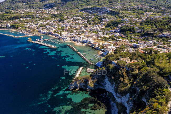 Vista aérea, Il Fungo (seta) roca marina, Lacco Ameno, Ischia, Campania, Italia, Europa - foto de stock