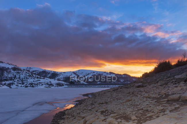 Campotosto lago congelado, Pôr do sol, L 'Aquila, Abruzzo, Itália, Europa — Fotografia de Stock