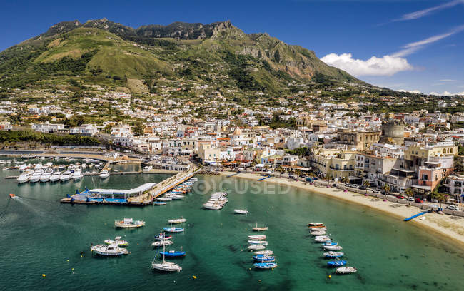 Vista aérea, Puerto de Forio, Isla de Ischia, Campania, Italia, Europ - foto de stock
