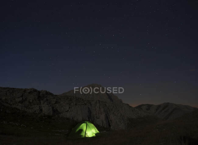 Tenda em frente ao pico de Corno Grande à noite, Parque Nacional Gran Sasso e Monti della Laga, Abruzzo, Itália — Fotografia de Stock