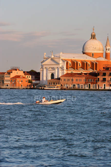 Canale della Giudecca y la iglesia Redentore, Giudecca, Venecia, Veneto, Italia. - foto de stock