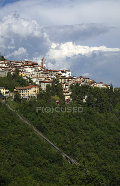 Paisaje urbano de Santa Maria del Monte, Sacro Monte di Varese, UNESCO, Patrimonio de la Humanidad, Lombardía, Italia, Europa - foto de stock
