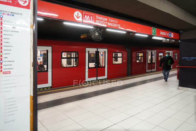 Люди в метро Мілана під час коронавірусного карантину, стиль життя Ковід-19, станція метро Дуомо, Ломбардія, Італія, Європа — стокове фото