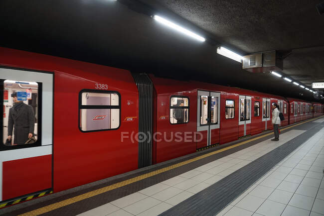 Pessoas no metrô de Milão durante quarentena coronavírus, estilo de vida COVID-19, estação de metrô Duomo, Lombardia, Itália, Europa — Fotografia de Stock