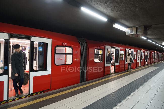 Personnes en métro de Milan pendant la quarantaine de coronavirus, style de vie COVID-19, station de métro Duomo, Lombardie, Italie, Europe — Photo de stock