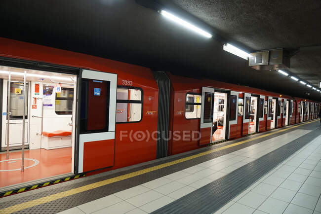 Metro vacío de Milán durante la cuarentena coronavirus, estilo de vida COVID-19, estación de metro Duomo, Lombardía, Italia, Europa - foto de stock