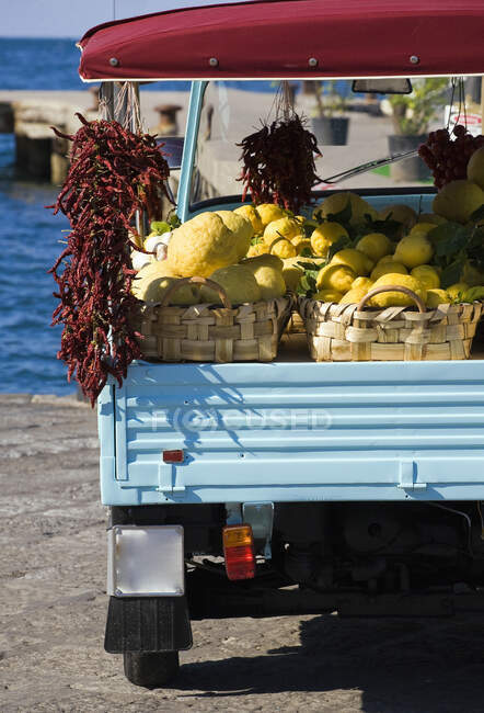 Mono tradicional Vespa camión pequeño, Isla de Ischia, Nápoles, Campania, Italia, Europa . - foto de stock