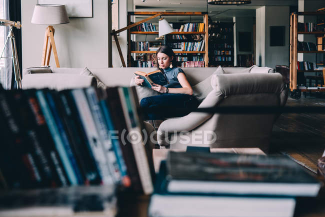 Mulher gosta de ler — Fotografia de Stock