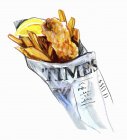 Рыба и чипсы завернутые в газету — стоковое фото