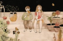 Хлопчик і дівчинка в саду їдять віскі — стокове фото