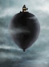 Erleuchtetes Haus auf Ballon am bewölkten Himmel — Stockfoto