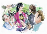 Mulher dá entrevista a jornalistas — Fotografia de Stock