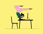 Frau macht Yoga-Handstand, während sie am Computer arbeitet — Stockfoto