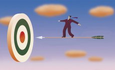 Empresário em flecha voando em direção ao alvo — Fotografia de Stock
