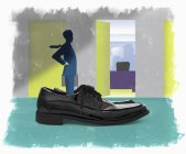 Empresário de pé em sapatos de grandes dimensões — Fotografia de Stock