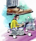 Большая нога наступает на женщину, работающую за столом — стоковое фото