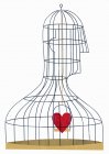 Corazón dentro de la jaula de los pájaros en forma de hombre - foto de stock