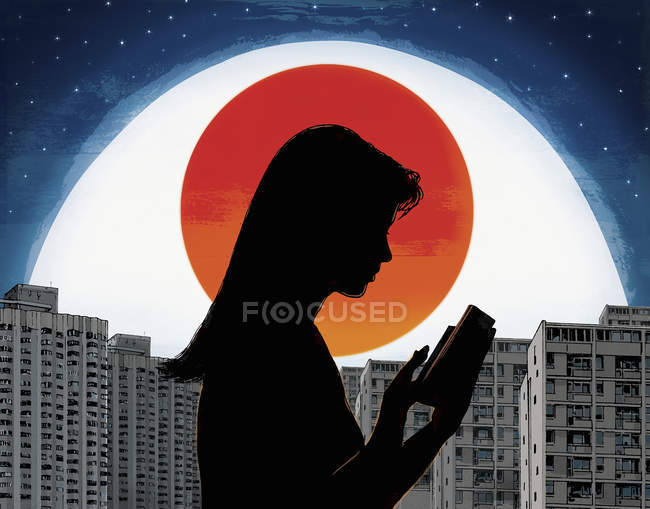 Großes Auge beobachtet Frau in der Stadt bei Nacht — Stockfoto