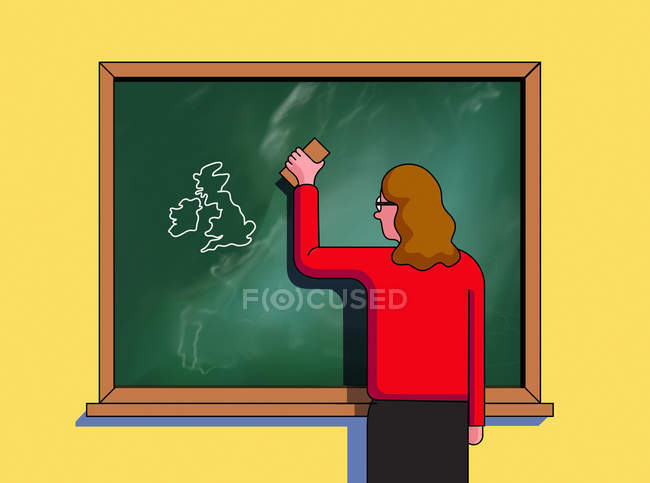 Profesor borrando la Unión Europea y dejando el mapa de las Islas Británicas - foto de stock