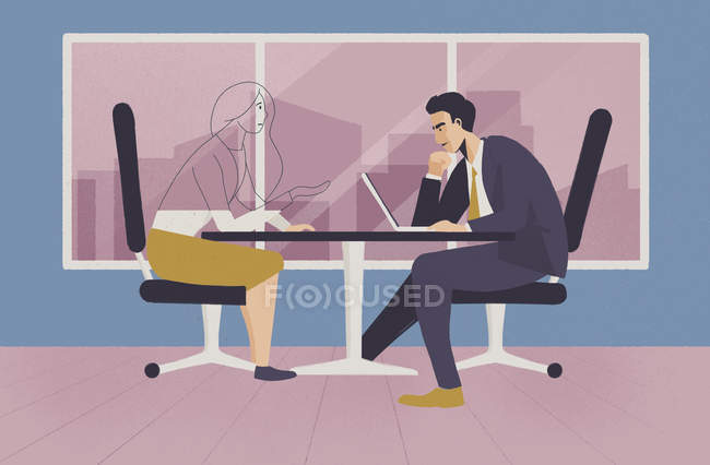 Empresario con portátil y empresaria transparente sentado en el escritorio - foto de stock