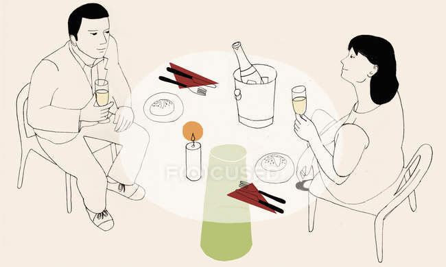 Couple buvant du champagne à table — Photo de stock