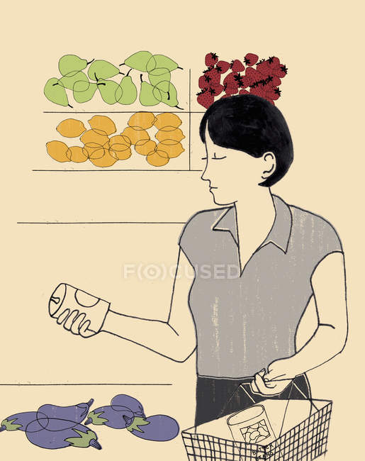 Donna guardando lattina in negozio circondato da cibo sano — Foto stock