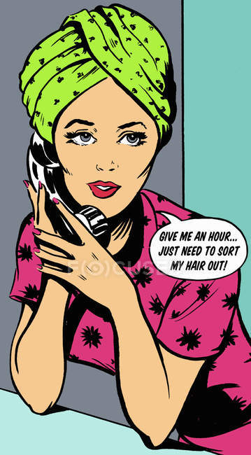 Женщина с завернутыми в полотенце волосами строит планы по телефону — стоковое фото