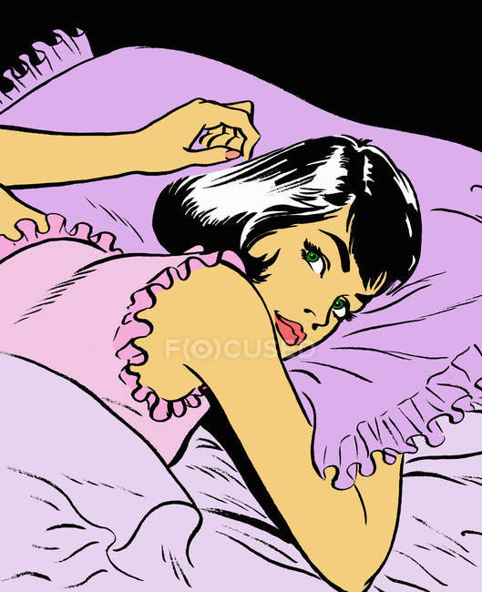 Женщина лежит в кровати бодрствуя — стоковое фото