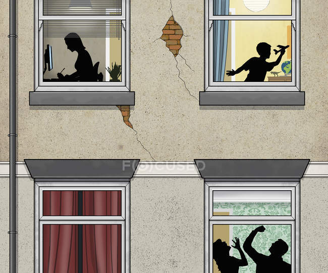 Uomo che picchia la donna dietro il vetro della finestra con ragazzo e ragazza al piano superiore — Foto stock