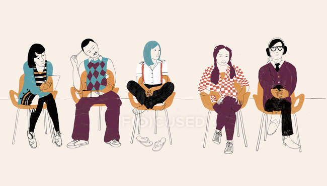Cinque persone sedute su sedie a schiera — Foto stock
