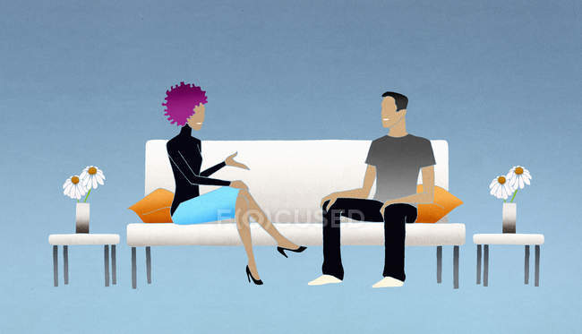 Uomo e donna che parlano sul divano — Foto stock
