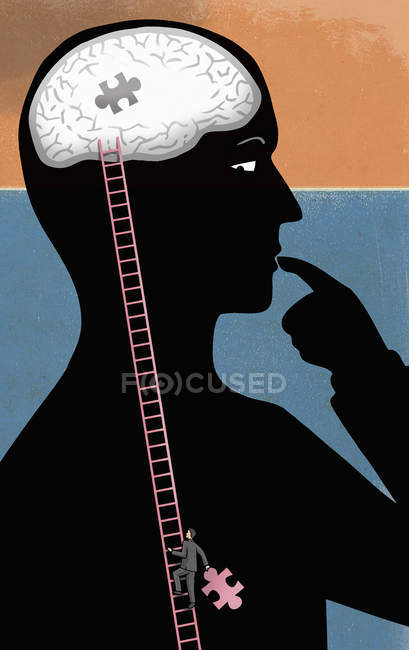 Hombre subiendo la escalera dentro de la persona hacia el cerebro con la pieza final del rompecabezas - foto de stock
